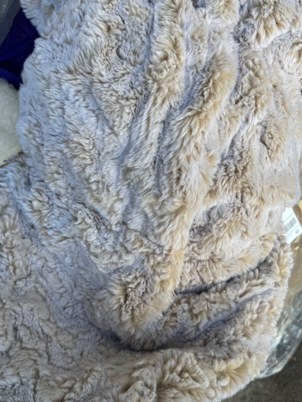 π¨π§Έ Anthropologie Luxe Faux Fur throw blanket in Pearl π§Έπ¨ - Picture 4 of 7